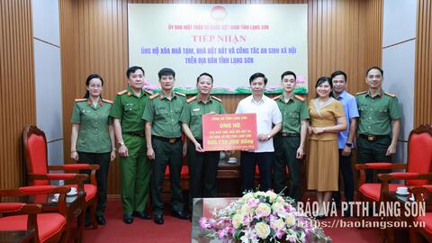 Công an tỉnh Lạng Sơn trao kinh phí ủng hộ chương trình xóa nhà tạm, nhà dột nát