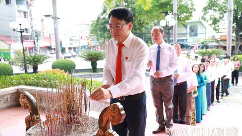 Đoàn đại biểu dự Đại hội Hội Nhà báo tỉnh dâng hương báo công tại Khuôn viên lưu niệm Chủ tịch Hồ Chí Minh