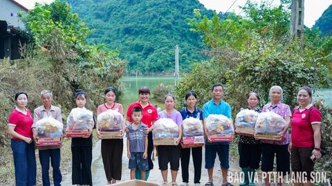 Trao hỗ trợ người dân vũng lũ xã Tân Đoàn