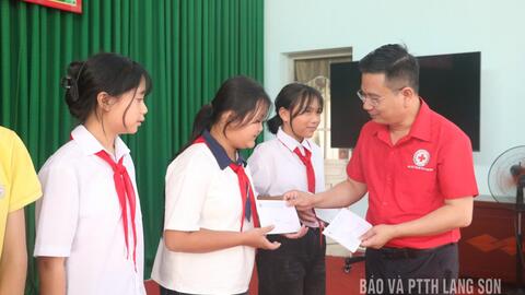 Hội Chữ thập đỏ tỉnh trao 30 suất học bổng cho học sinh có hoàn cảnh đặc biệt khó khăn tại xã Đoàn Kết