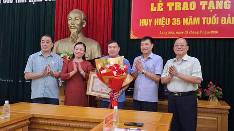 Trao tặng huy hiệu 35 tuổi Đảng