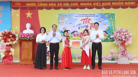 Đồng chí Phó Bí thư Tỉnh ủy tặng quà, dự Tết Trung thu với thiếu nhi Trường Tiểu học và THCS Đề Thám