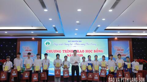 Trao 85 suất học bổng Quỹ "Chắp cánh tương lai - Biên cương xứ Lạng" năm 2026