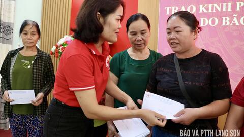 Hội Chữ thập đỏ tỉnh trao kinh phí hỗ trợ các hộ bị ảnh hưởng do mưa bão tại xã Thất Khê