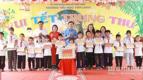 Lãnh đạo Ủy ban MTTQ Việt Nam tỉnh dự chương trình vui Tết Trung thu tại xã Văn Lãng