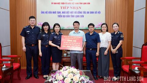 Chi cục Hải quan khu vực VI trao kinh phí ủng hộ chương trình xoá nhà tạm, nhà dột nát và an sinh xã hội trên địa bàn tỉnh