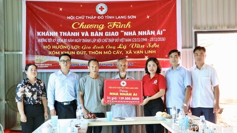 Bàn giao "Nhà nhân ái" cho hộ có hoàn cảnh khó khăn tại xã Vạn Linh