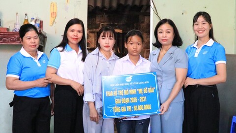 Trao hỗ trợ mô hình “Mẹ đỡ đầu” giai đoạn 2026 - 2031 tại xã Hoàng Văn Thụ