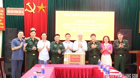 Khối thi đua các cơ quan MTTQ và khối Đảng tỉnh: Thăm, tặng quà Đồn Biên phòng Bắc Xa