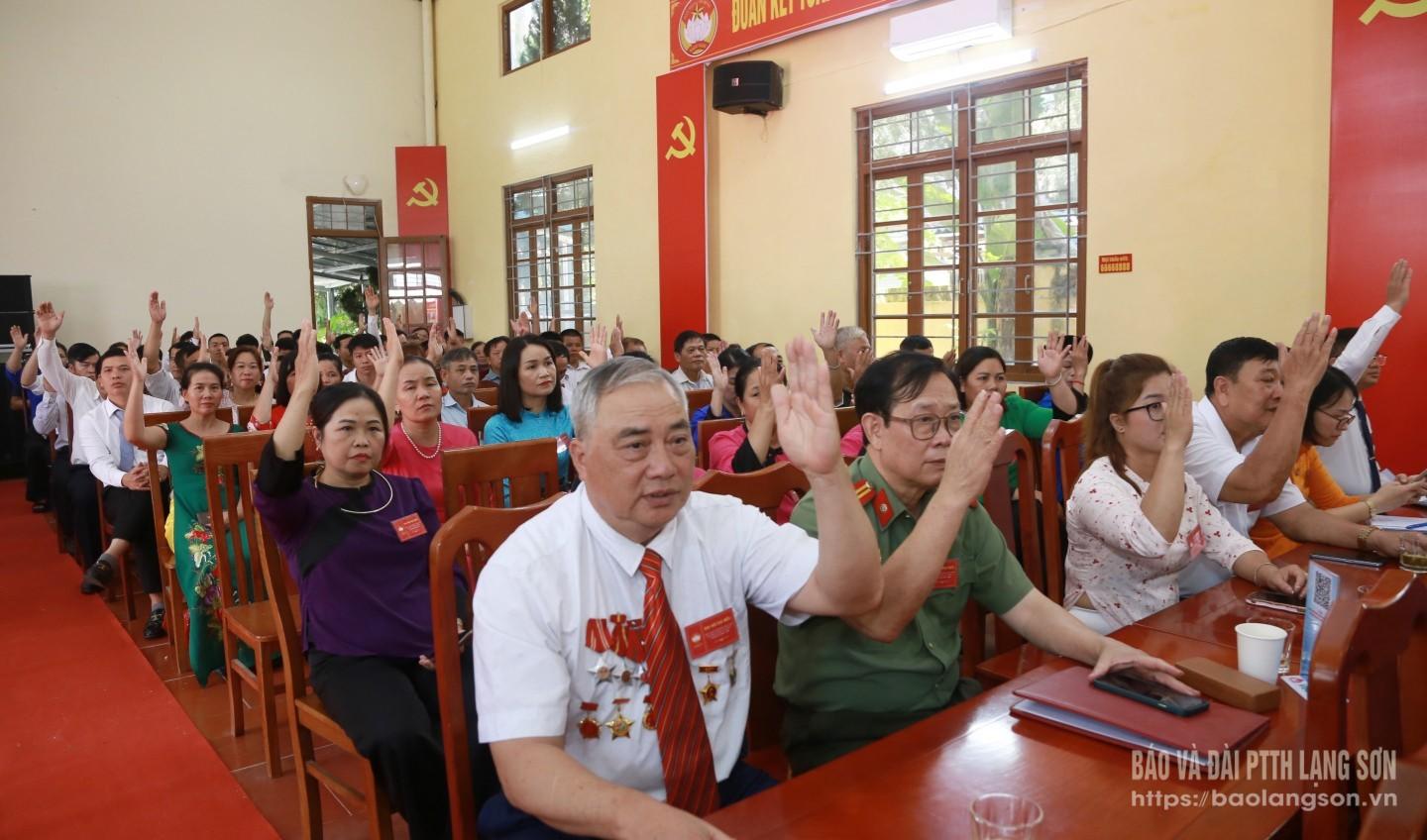 Các đại biểu biểu quyết hiệp thương cử Ủy viên Ủy ban MTTQ Việt Nam xã Đồng Đăng khóa I, nhiệm kỳ 2025 - 2030