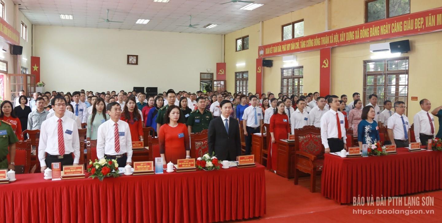 Các đại biểu thực hiện nghi lễ chào cờ tại đại hội