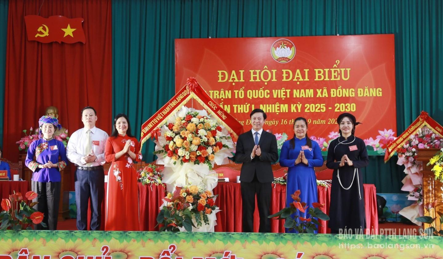Đồng chí Nguyễn Hoàng Tùng, Ủy viên Ban Thường vụ Tỉnh ủy, Chủ tịch Ủy ban MTTQ Việt Nam tỉnh tặng hoa chúc mừng đại hội