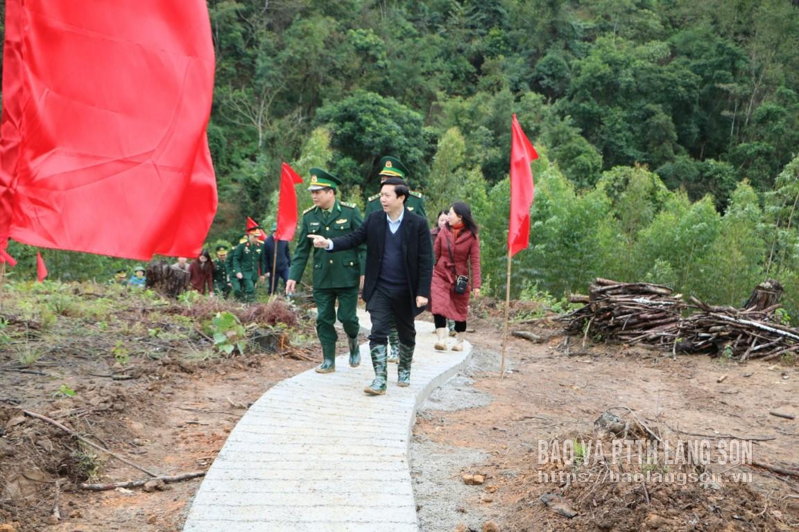 Các đại biểu tham quan đường lên cột mốc 1146/1