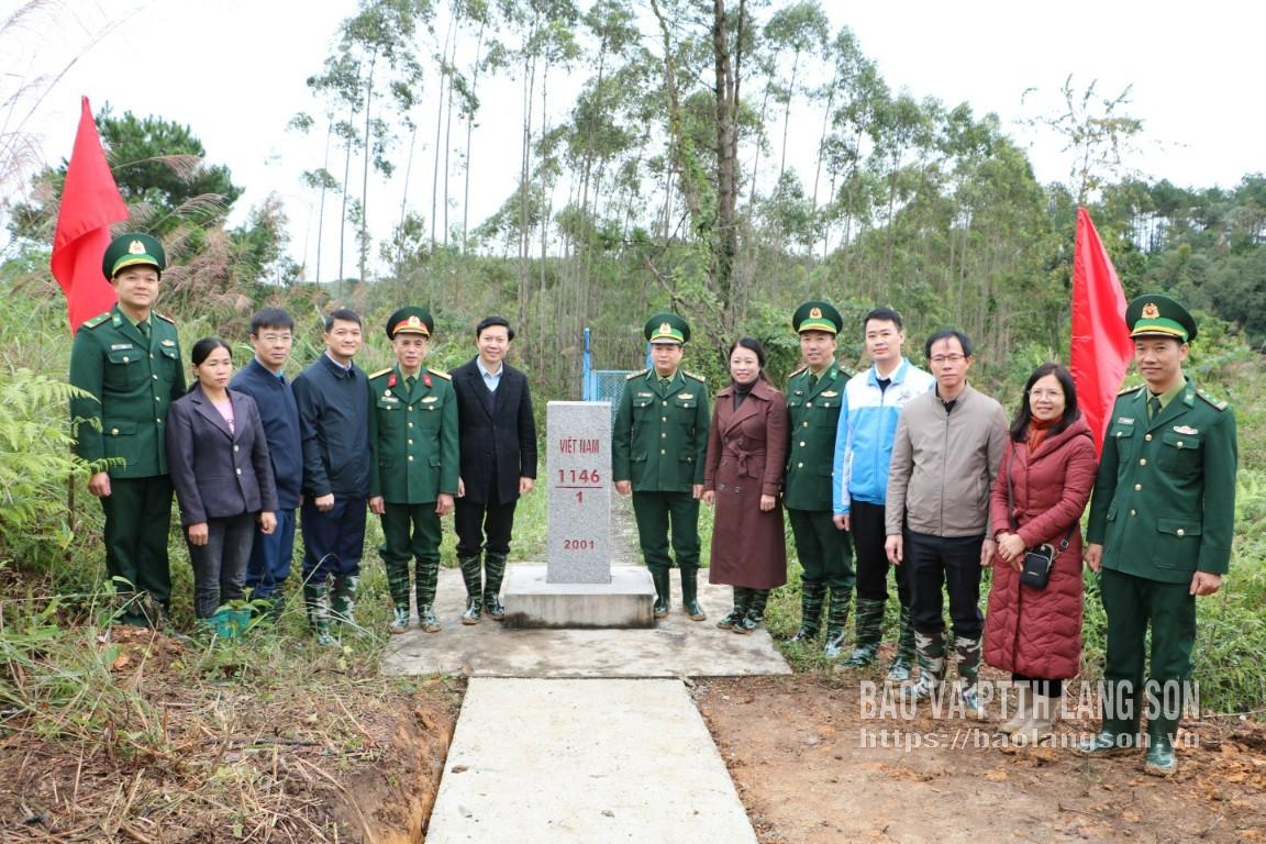 Các đại biểu tham quan, chụp hình tại cột mốc 1146/1 thuộc thôn Nà Ân, xã Đồng Đăng