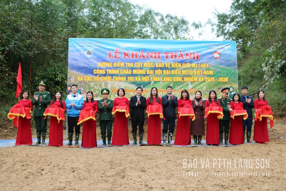 Các đại biểu cắt băng khánh thành công trình