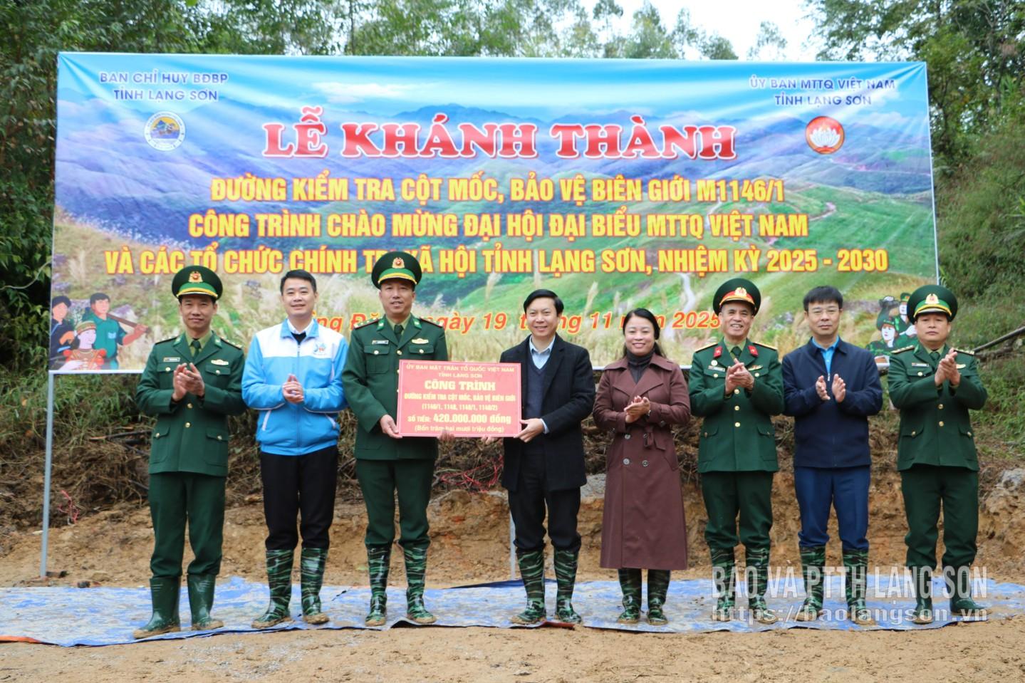 Lãnh đạo Ủy ban MTTQ Việt Nam tỉnh cùng đại biểu trao biểu trưng hỗ trợ choĐồn Biên phòng Bảo Lâm