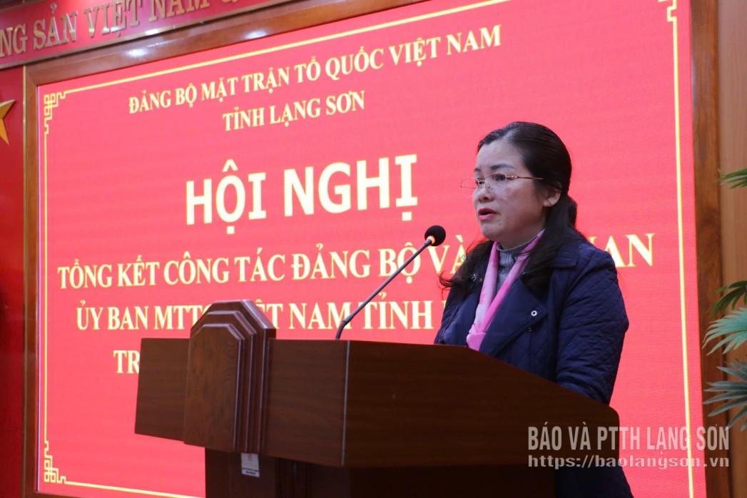 Đồng chí Phó Chủ tịch Ủy ban MTTQ tỉnh trình bày báo cáo kết quả hoạt động cơ quan năm 2025