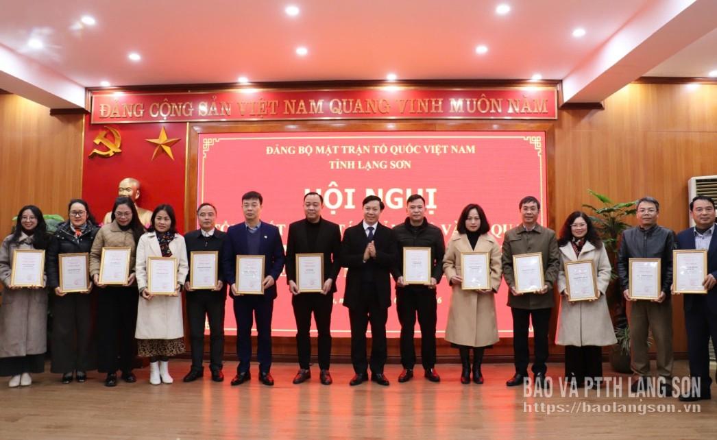 Đại diện các chi bộ nhận Bằng công nhận đạt tiêu chuẩn mô hình