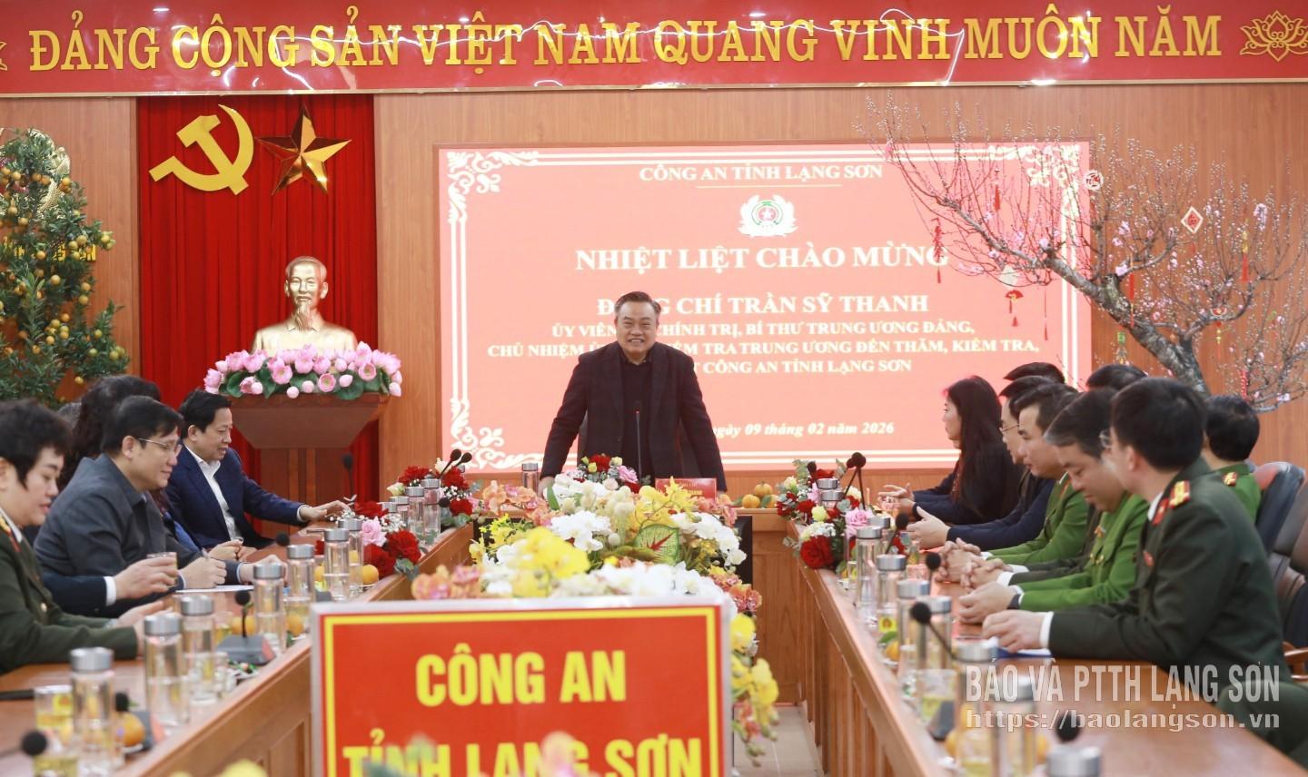 Đồng chí Trần Sỹ Thanh, Ủy viên Bộ Chính trị, Bí thư Trung ương Đảng, Chủ nhiệm Ủy ban Kiểm tra Trung ương phát biểu tại chương trình thăm, tặng quà tết tại Công an tỉnh