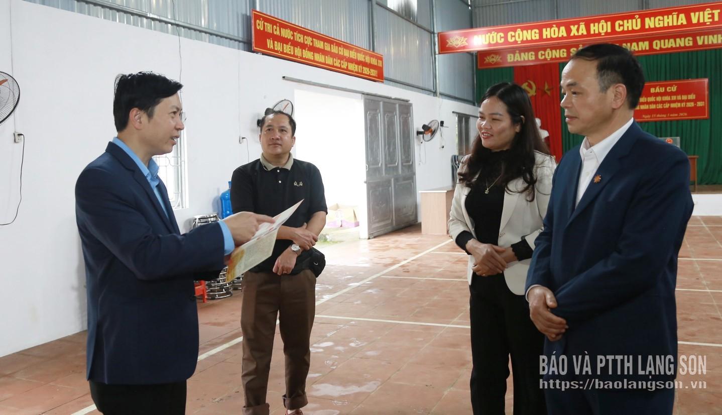 Đoàn kiểm tra tại khu vực bỏ phiếu ở thôn Bản Châu, xã Tri Lễ