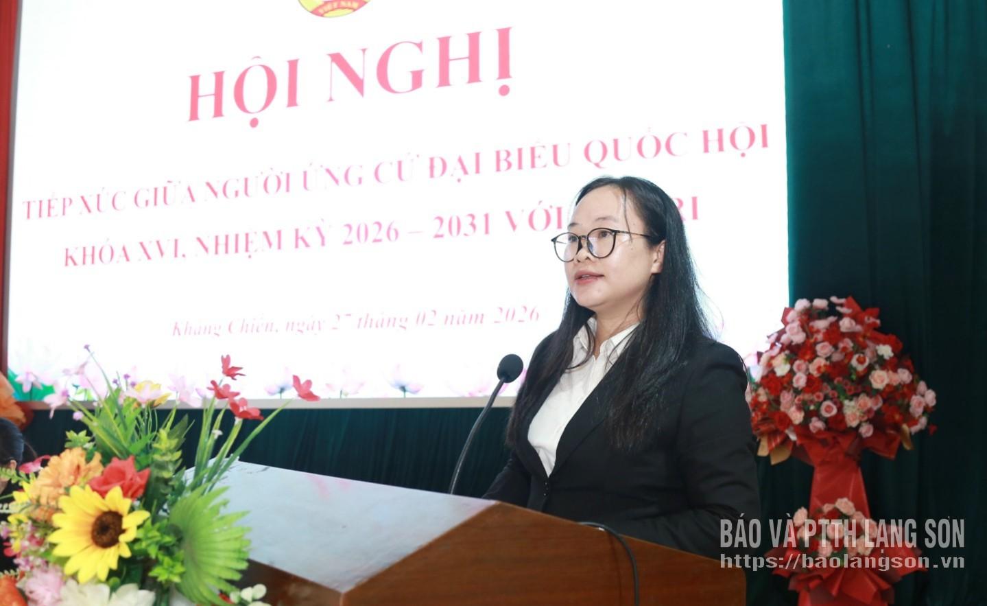 Bà Lành Thị Vệ, Thẩm phán Tòa án nhân dân khu vực 5, tỉnh Lạng Sơn - ứng cử viên đại biểu Quốc hội khóa XVI trình bày chương trình hành động tại buổi tiếp xúc cử tri, vận động bầu cử ở xã Kháng Chiến