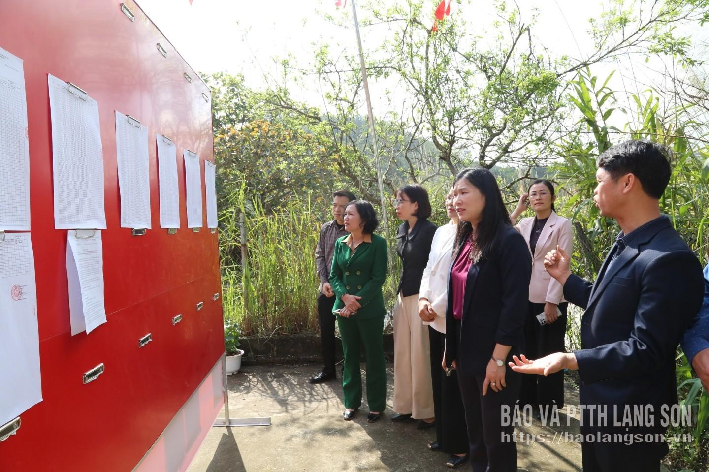 Đồng chí Trần Thanh Nhàn, Phó Chủ tịch UBND tỉnh và các thành viên đoàn công tác kiểm tra công chuẩn bị bầu cửa tại xã Mẫu Sơn