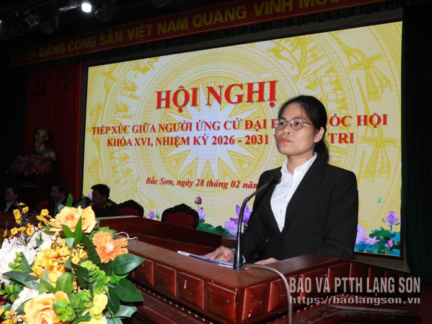 Bà Hứa Thị Thanh Xuyến, ứng cử viên đại biểu Quốc hội trình bày chương trình hành động