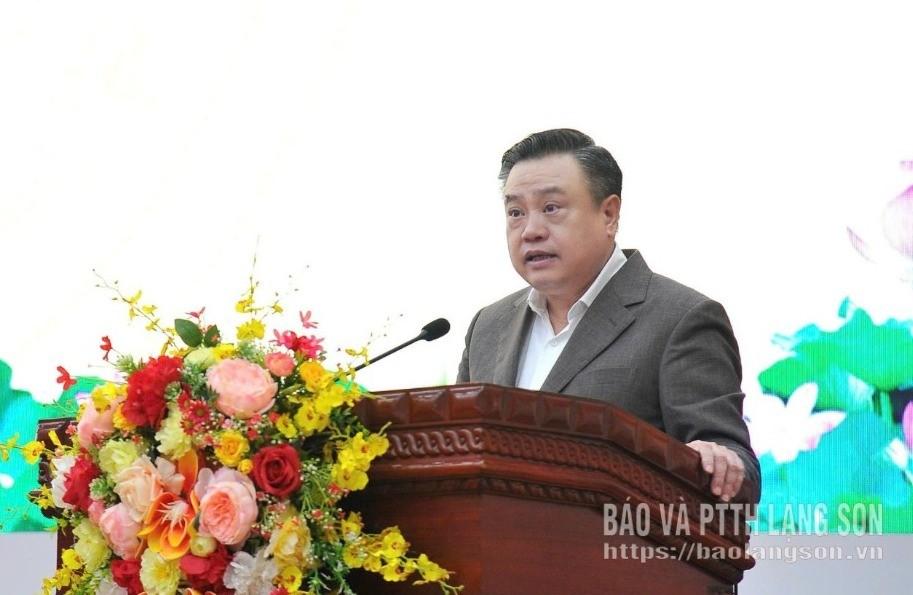 Ông Trần Sỹ Thanh, Ủy viên Bộ Chính trị, Bí thư Trung ương Đảng, Chủ nhiệm Ủy ban Kiểm tra Trung ương trình bày chương trình hành động tại hội nghị tiếp xúc cử tri tại phường Đông Kinh