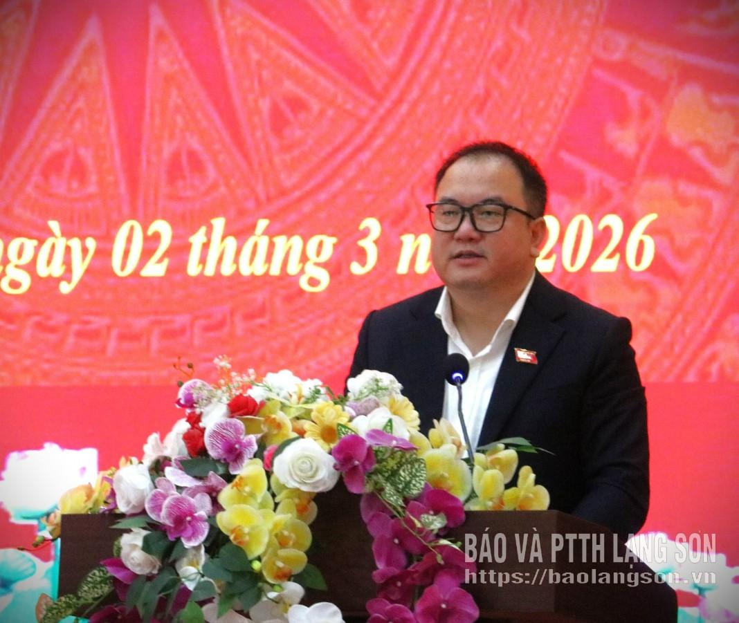 Ông Phạm Trọng Nghĩa, Ủy viên là ĐBQH hoạt động chuyên trách tại Ủy ban Văn hóa và Xã hội của Quốc hội trình bày chương trình hành động tại hội nghị tiếp xúc cử tri vận động bầu cử tại xã Chiến Thắng