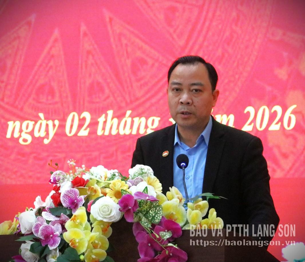 Ông Hứa Đức Việt, Phó Chánh Văn phòng Uỷ ban MTTQ Việt Nam tỉnh Lạng Sơn trình bày chương trình hành động tại hội nghị tiếp xúc cử tri vận động bầu cử tại xã Chiến Thắng