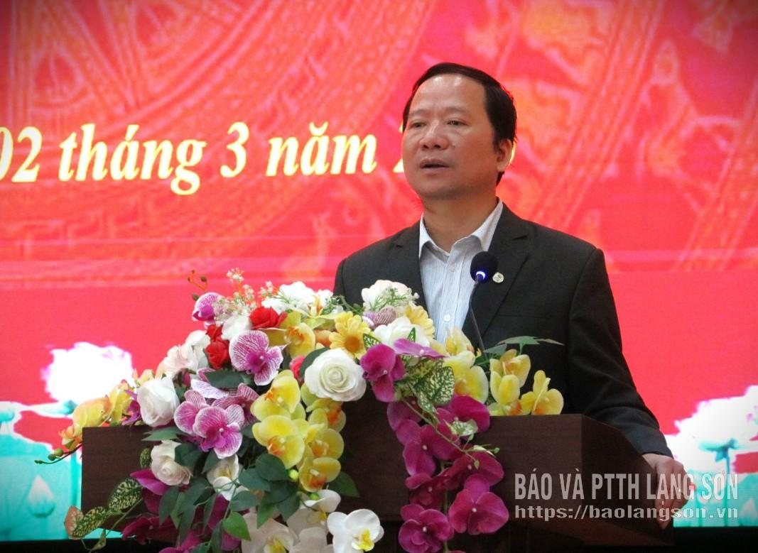 Ông Nguyễn Đặng Ân, Ủy viên Ban Chấp hành Đảng bộ tỉnh, Giám đốc Sở Văn hóa, Thể thao và Du lịch tỉnh Lạng Sơn trình bày chương trình hành động tại hội nghị tiếp xúc cử tri vận động bầu cử tại xã Chiến Thắng