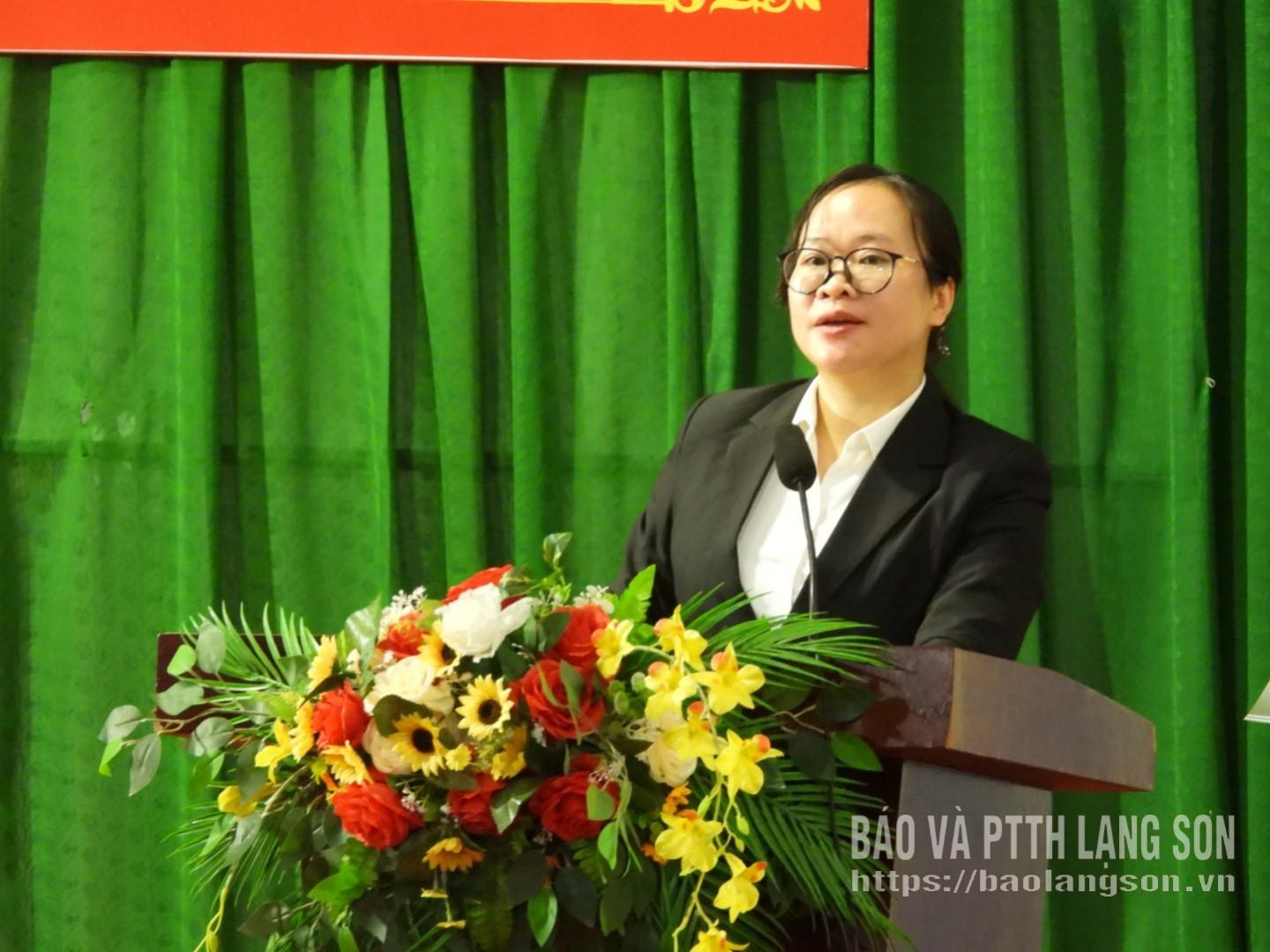 Bà Lành Thị Vệ, ứng cử viên đại biểu Quốc hội trình bày chương trình hành động tại hội nghị