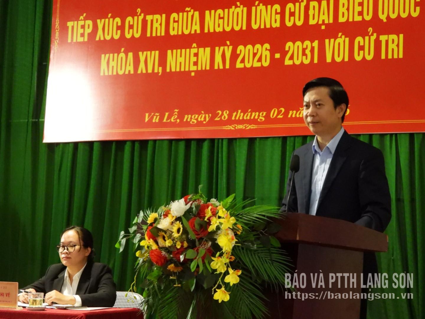 Ông Nguyễn Hoàng Tùng, ứng cử viên đại biểu Quốc hội trình bày chương trình hành động tại hội nghị