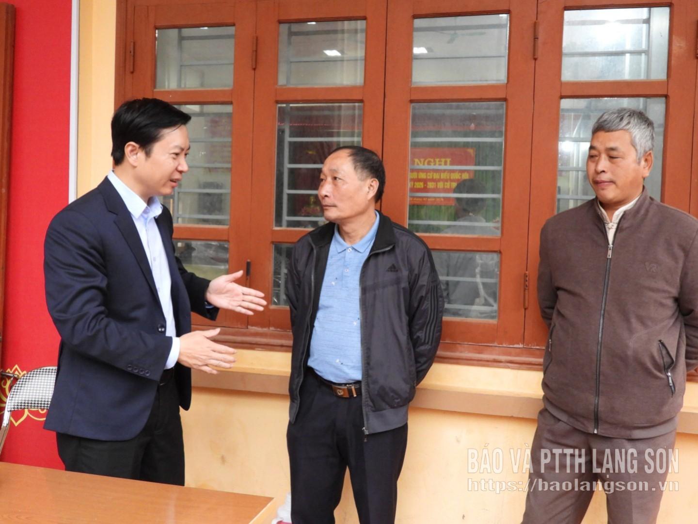 Ông Nguyễn Hoàng Tùng, trao đổi với cử tri bên lề hội nghị