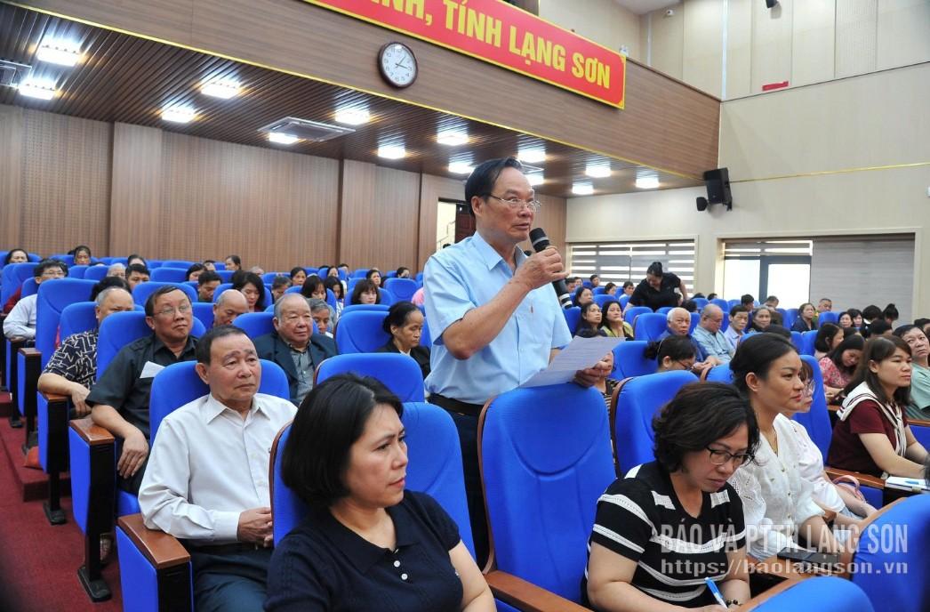 Cử tri phường Đông Kinh phát biểu ý kiến tại hội nghị