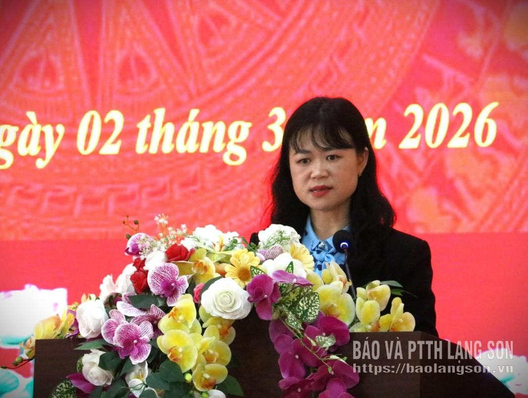 Bà Đồng Thị Lệ Thủy, chuyên viên Văn phòng Ủy ban MTTQ Việt Nam tỉnh Lạng Sơn trình bày chương trình hành động tại hội nghị tiếp xúc cử tri vận động bầu cử tại xã Chiến Thắng