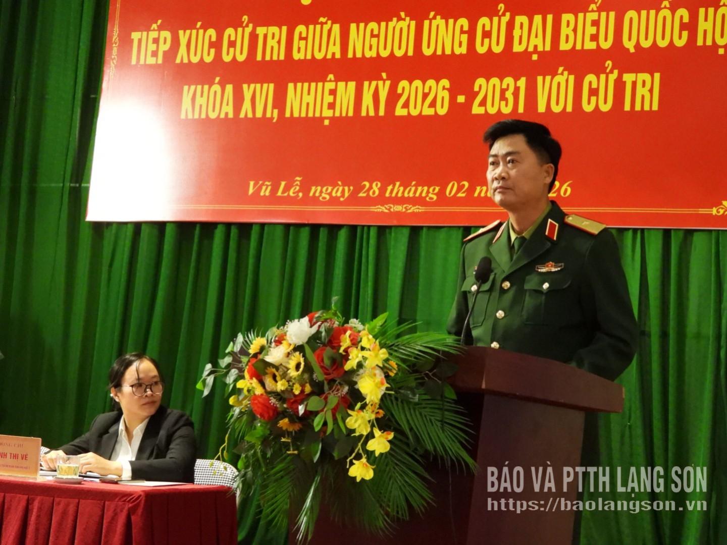 Ông Nguyễn Văn Lịch, ứng cử viên đại biểu Quốc hội trình bày chương trình hành động tại hội nghị