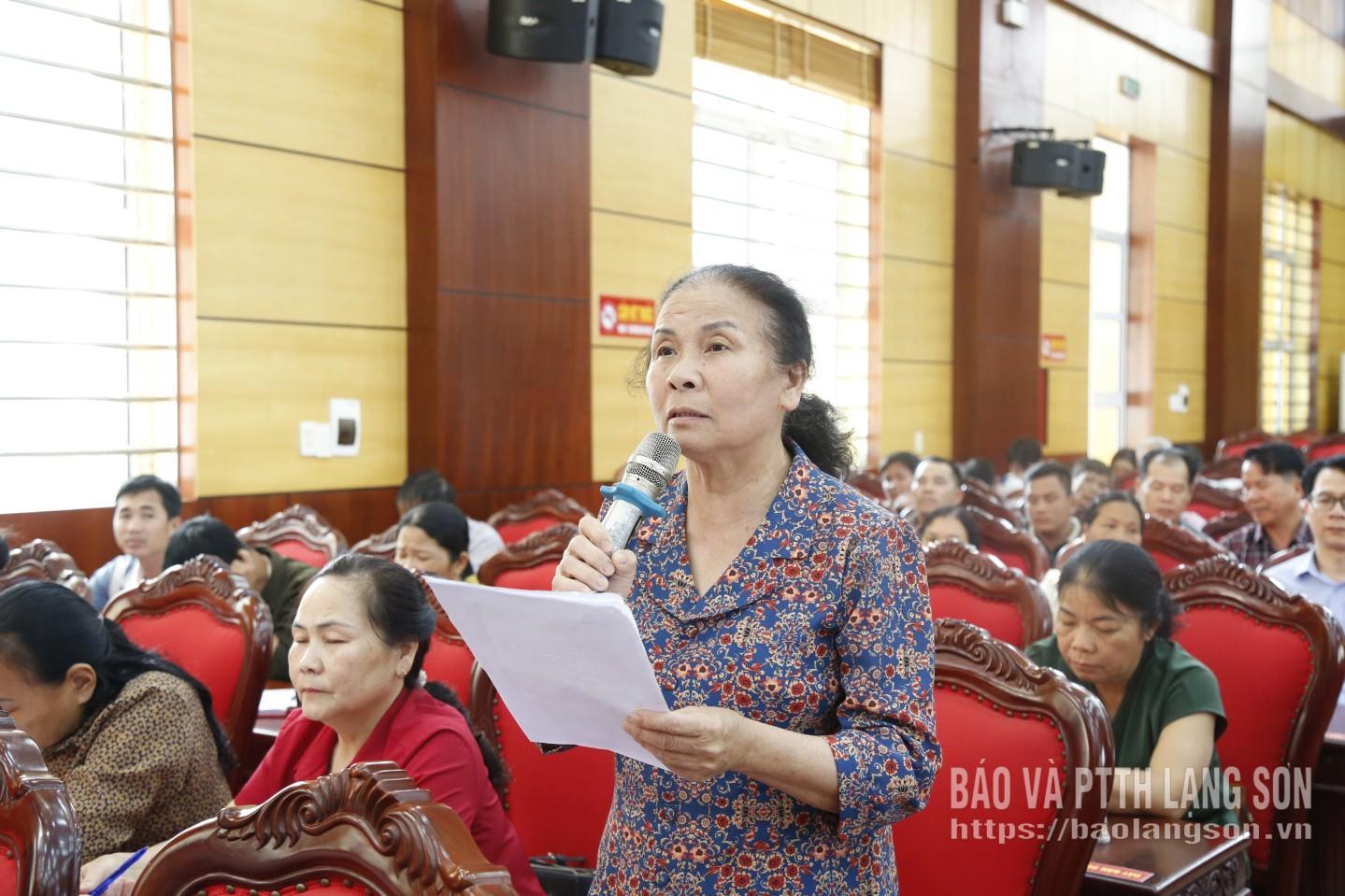 Cử tri xã Na Sầm phát biểu ý kiến tại hội nghị