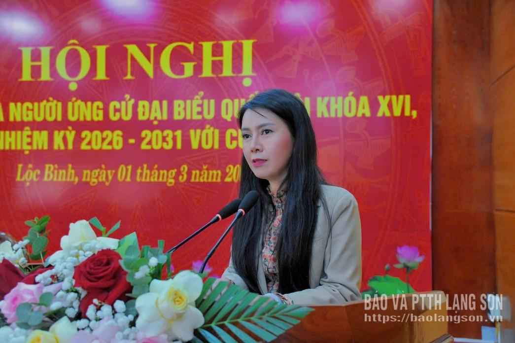Đồng chí Đoàn Thu Hà, Phó Bí thư Tỉnh ủy, Chủ tịch Ủy ban MTTQ Việt Nam tỉnh trình bày chương trình hành động tại hội nghị