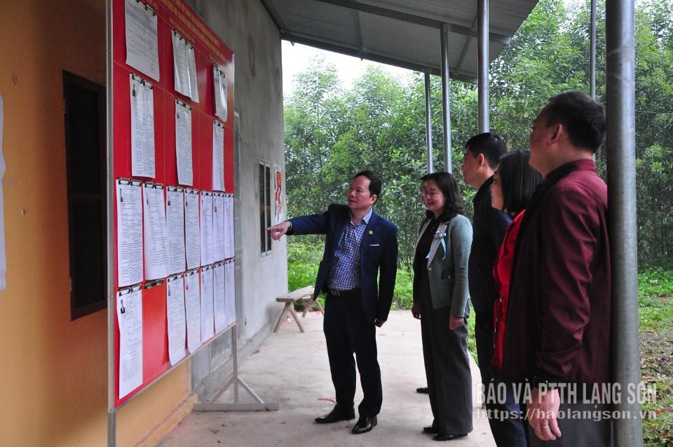 Đoàn công tác kiểm tra việc niêm yết danh sách đại biểu ứng cử tại điểm bầu cử thôn Khuổi Cưởm, xã Thiện Thuật