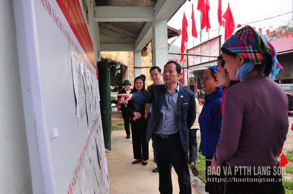 Đoàn kiểm tra công tác chuẩn bị bầu cử tại thôn Nà Đảng, xã Thiện Hoà