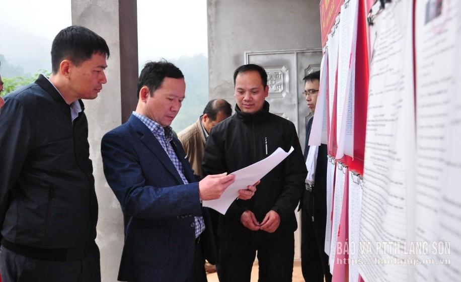 Giám đốc Sở Văn hoá, Thể thao và Du lịch kiểm tra công tác bầu cử tại điểm bỏ phiếu thôn Pác Luống, xã Thiện Thuật