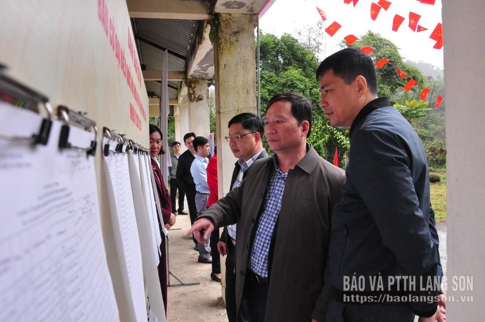 Các thành viên đoàn công tác kiểm tra danh sách cử tri tại điểm bỏ phiếu thôn Nà Lù, xã Thiện Long