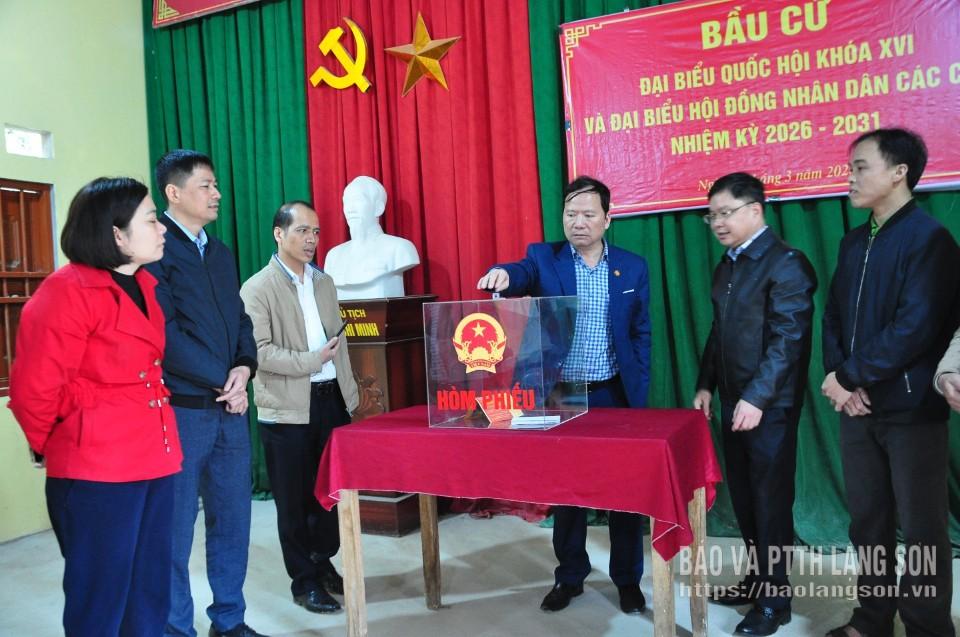 Đoàn công tác kiểm tra tại điểm bỏ phiếu thôn Bắc Hoá, xã Thiện Long