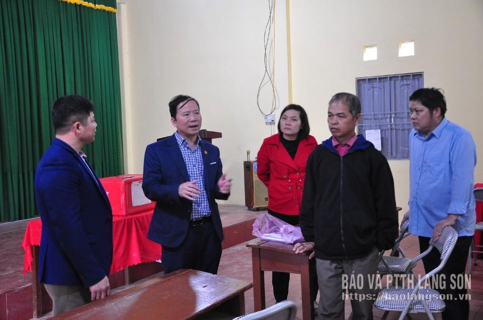 Giám đốc Sở Văn hoá, Thể thao và Du lịch trao đổi một số thông tin về công tác bầu cử tại điểm bỏ phiếu thôn Yên Hùng, xã Thiện Hoà