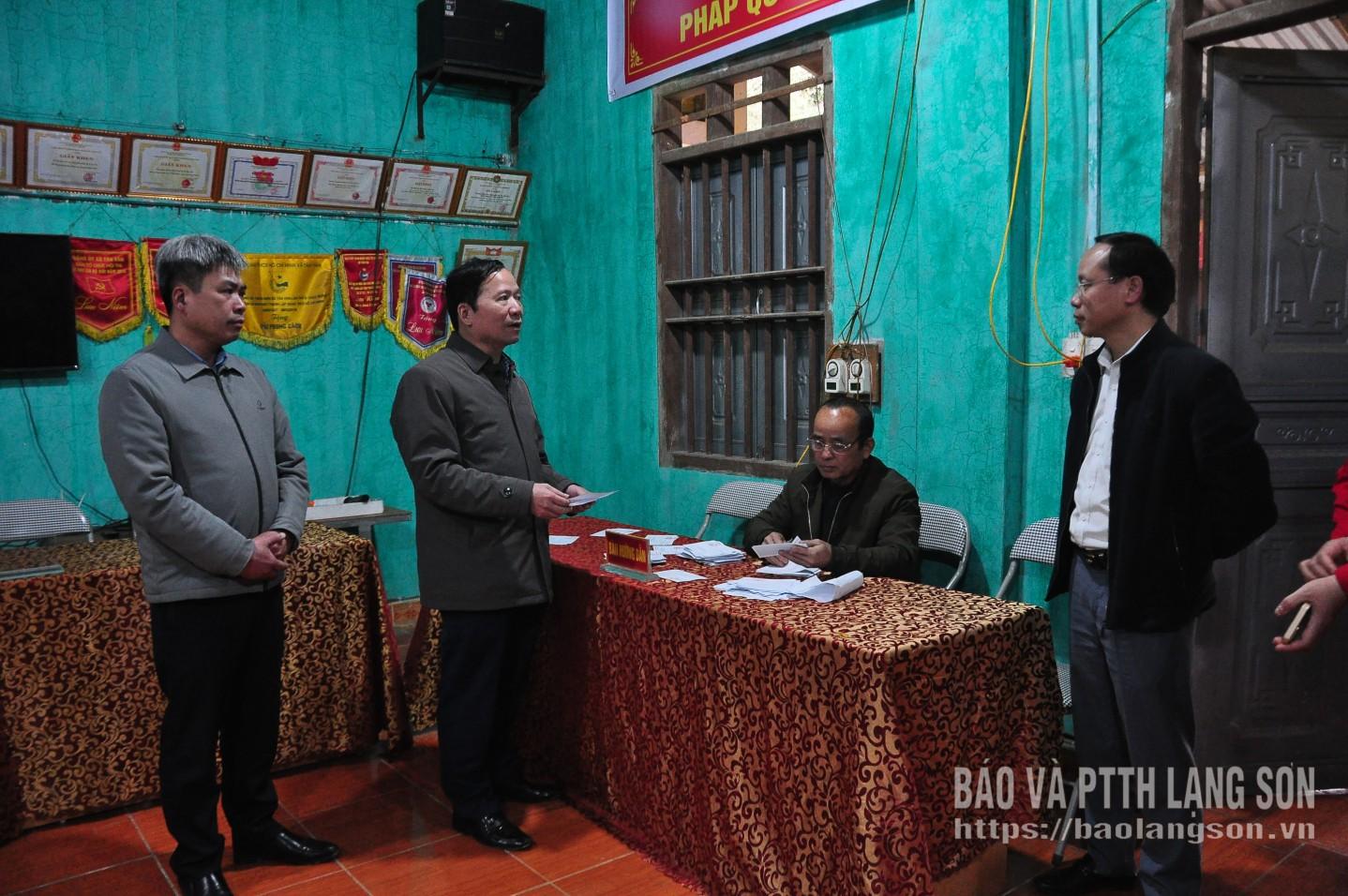 Đoàn công tác kiểm tra phiếu cử tri tại điểm bỏ phiếu thôn Suối Cáp, xã Tân Văn