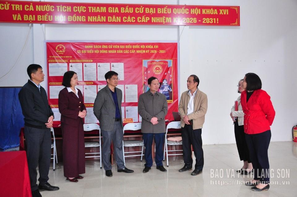 Đoàn công tác kiểm tra tại điểm bỏ phiếu thôn 6A, xã Bình Gia