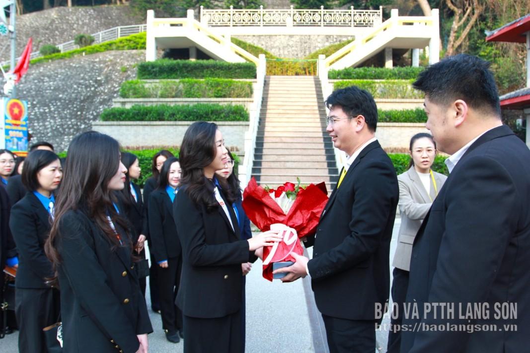 Lãnh đạo Thành đoàn Sùng Tả, Khu tự trị dân tộc Choang Quảng Tây (Trung Quốc) tặng hoa chúc mừng, đón đoàn công tác của tỉnh đoàn Lạng Sơn (Việt Nam) tham gia hoạt động 