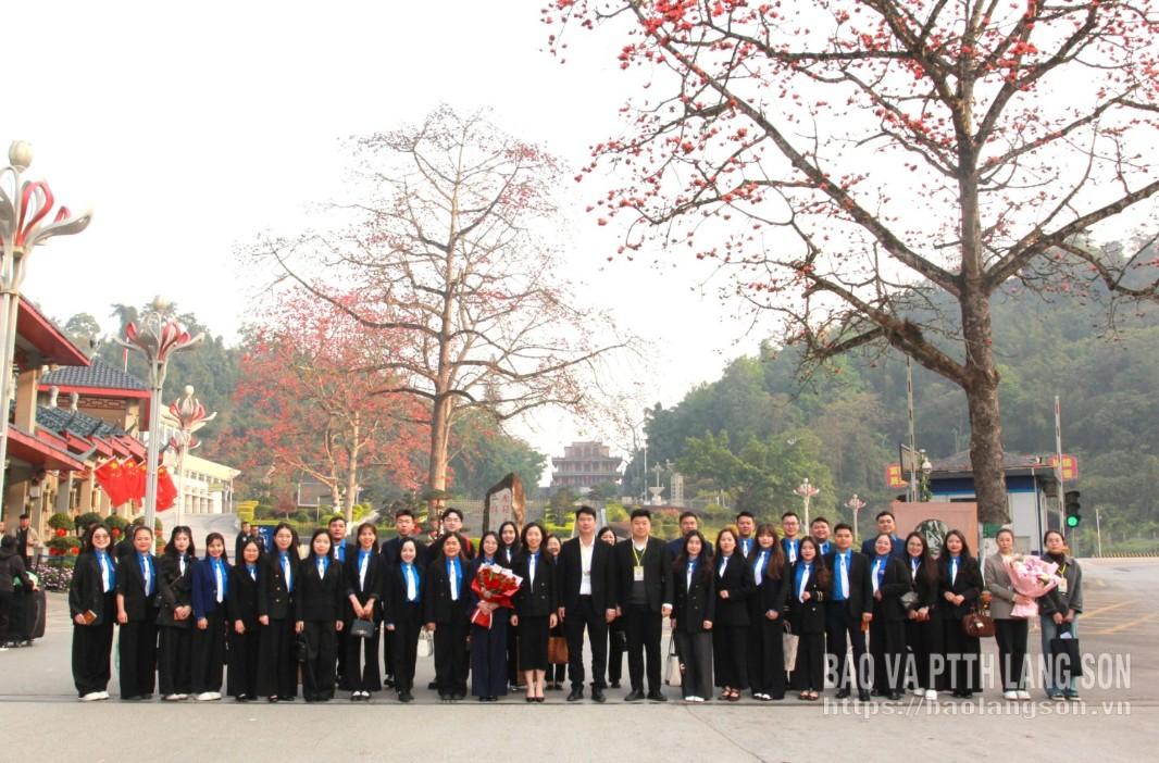 Đại diện Thành đoàn Sùng Tả, Khu tự trị dân tộc Choang Quảng Tây (Trung Quốc) và đoàn công tác của Tỉnh đoàn Lạng Sơn (Việt Nam) chụp ảnh lưu niệm 