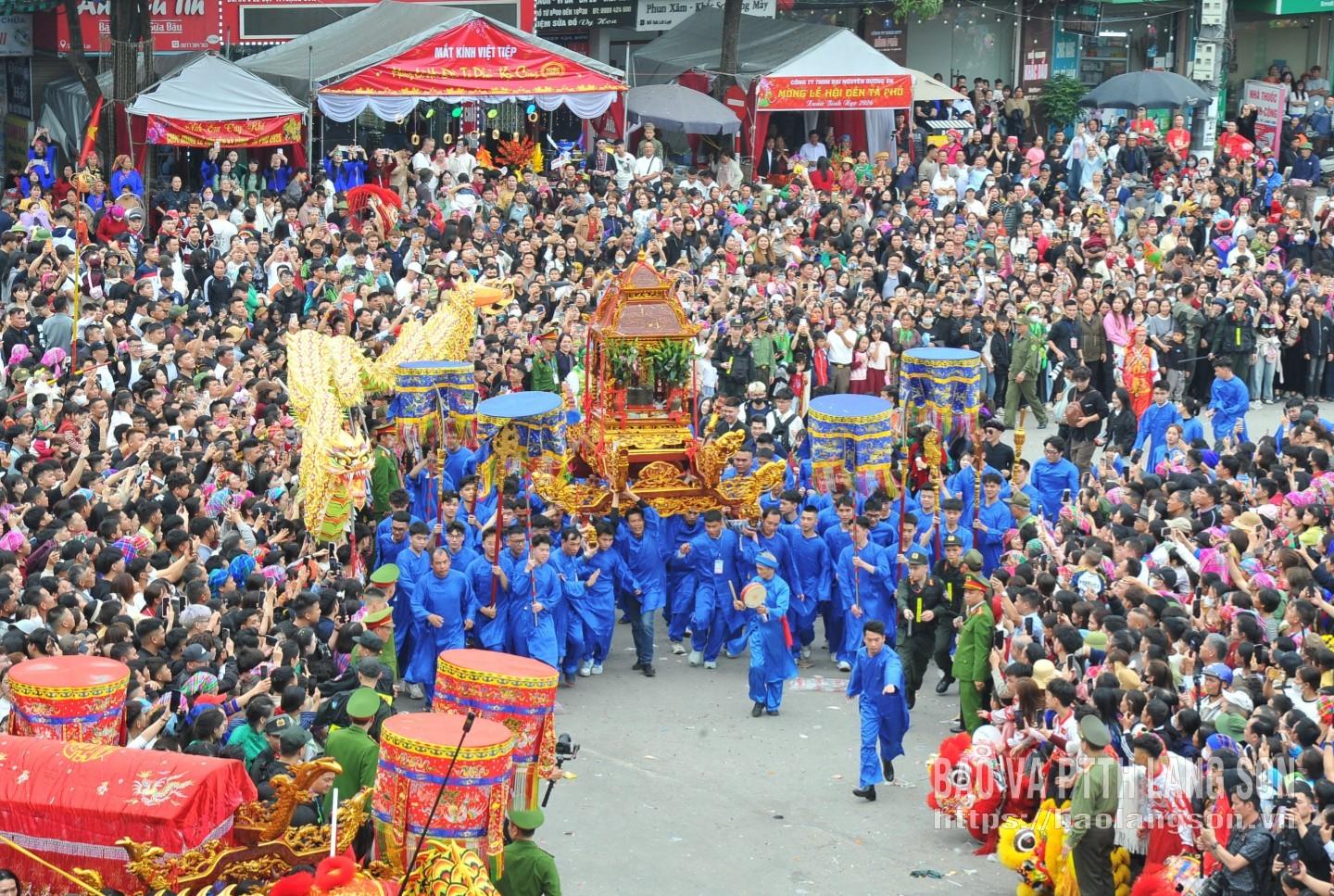 Đông đảo người dân tham gia nghi lễ rước kiệu tại Lễ hội Kỳ Cùng - Tả Phủ ngày 27 tháng Giêng
